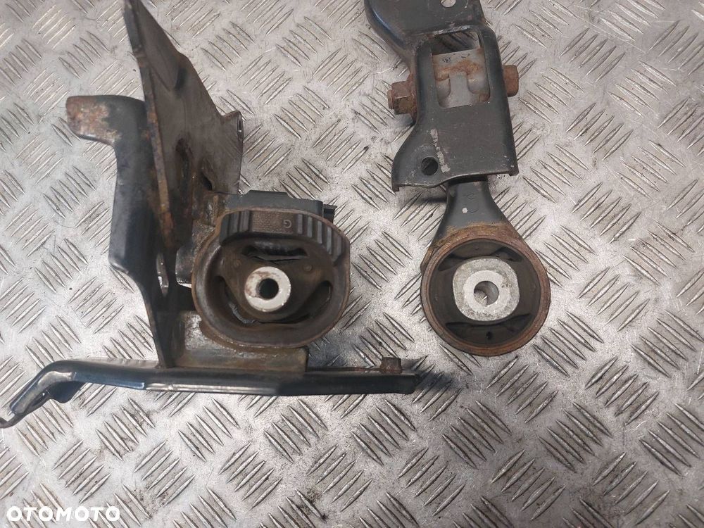 ŁAPA PODUSZKA SILNIKA LEWA + PRAWA TOYOTA YARIS II LIFT 1.33 - 1