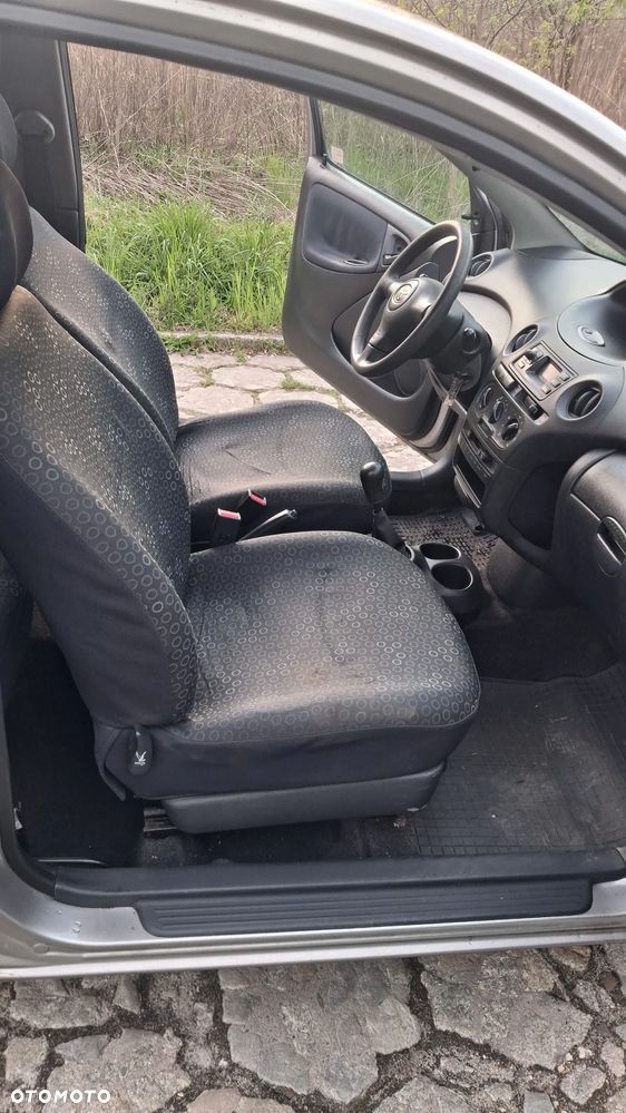 Na części Toyota Yaris I LIFT P1 silnik 1.0 1SZ-FE VVY-i lakier 1D2 skrzynia maska zderzak drzwi klapa szyba fotel kanapa lusterko lampa deska GWARANCJA !!! Przód Tył Zestaw Komplet Drzwi Klapa Zderzak Błotnik Maska Grill Atrapa Szyba Pas Lampa Lusterko Boczki Fotel Kanapa Kokpit Deska Rozdzielcza Przełącznik Włącznik Sterownik Przewody Wiązka Instalacja Moduł Komputer Czujnik Listwa Pompa Alternator Wtryski Głowica Rozrusznik Kompresor Sprzęgło Dwumas Silnik  Skrzynia ABS Klimatyzacji Paliwa Wspomagania Kolektor Turbina Przepustnica Zawór Chłodnica Koło Hak Belka Sanki Zawieszenie Mcpherson Półoś Amortyzator Wydech Tłumik Zacisk Most - 11
