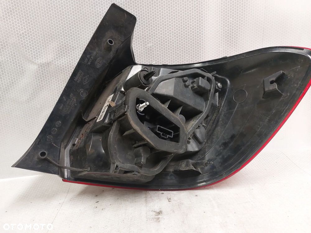 .  LAMPA TYL TYLNA LEWA DACIA SANDERO 2 - 6