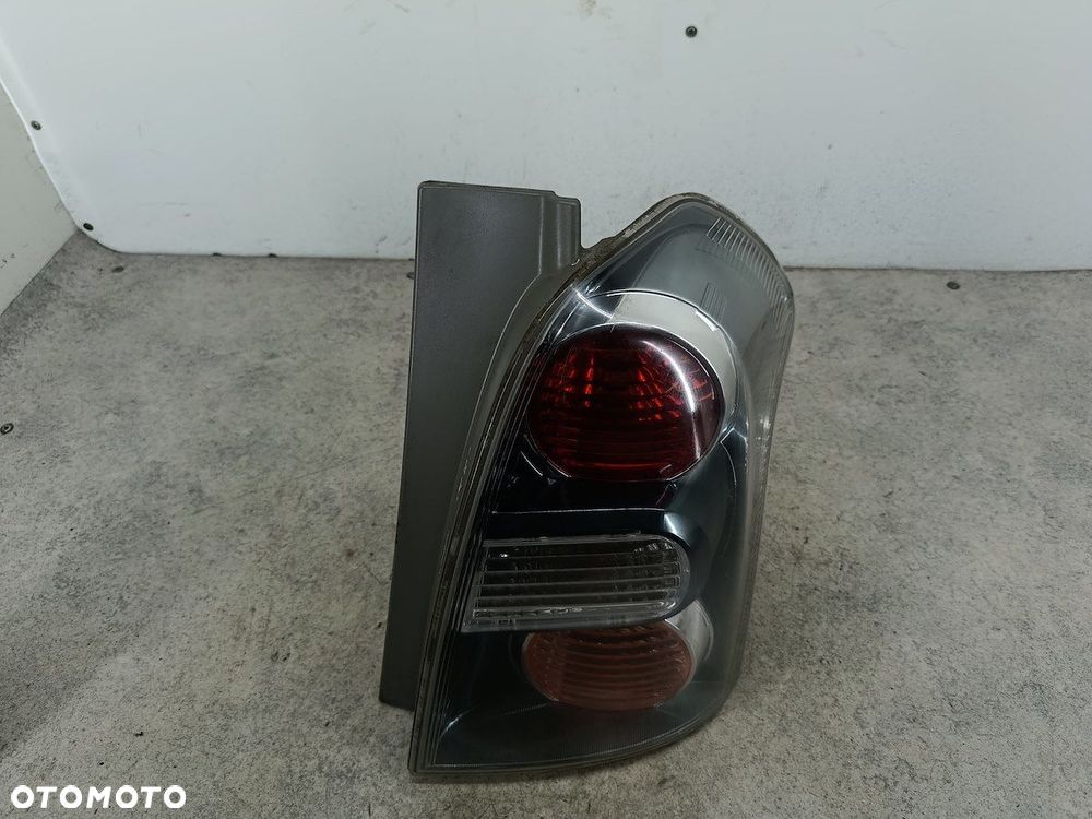 LAMPA TYLNA PRAWA TOYOTA COROLLA VERSO II FARBA - 2