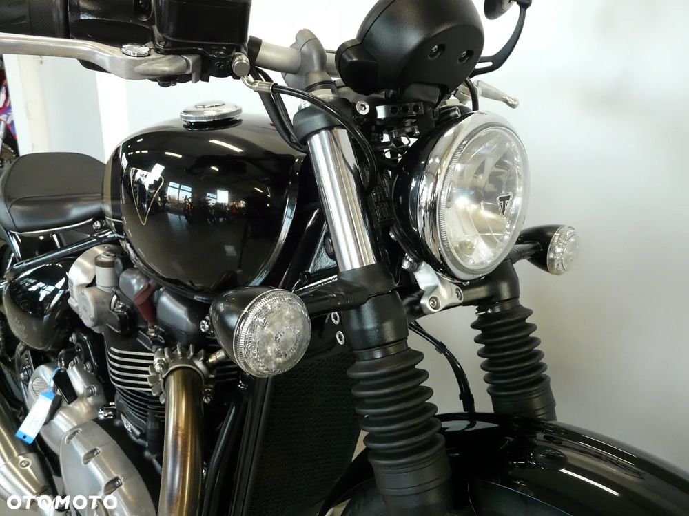 Triumph Bonneville Bobber - 39