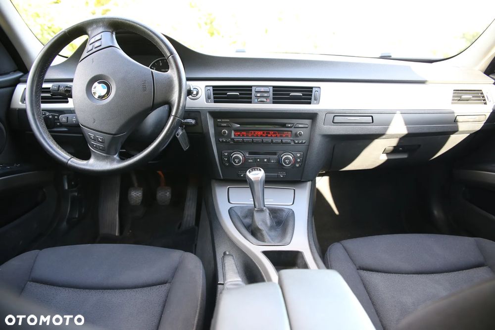 BMW Seria 3 318i Touring - 11