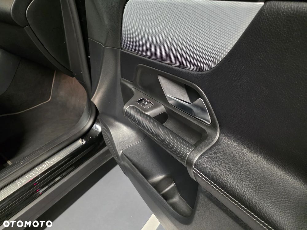 Mercedes-Benz GLB 200 7G-DCT - 15