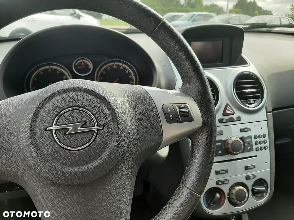 Opel Corsa 1.2 16V Cosmo - 11