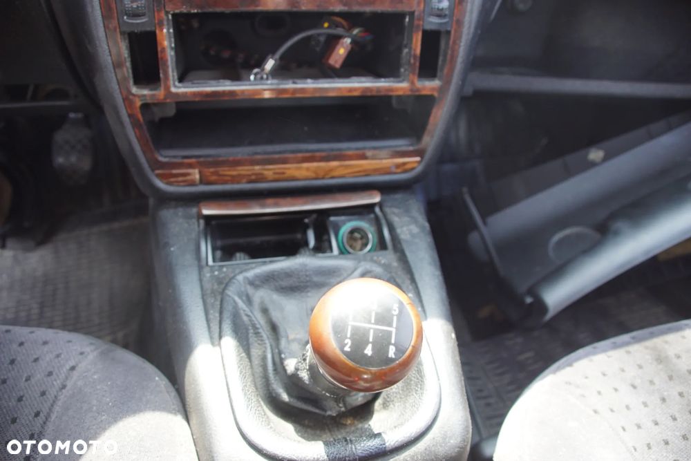 Auto na części - Volkswagen Passat B5 1.8 20V 125 KM ADR DHZ LL5Y 1997R Silnik Skrzynia Drzwi Maska Błotnik Zderzak Klapa Lampa Lusterko Klamka Szyba Deska Kokpit Sterownik Moduł Czujnik Licznik Panel Kierownica - 13