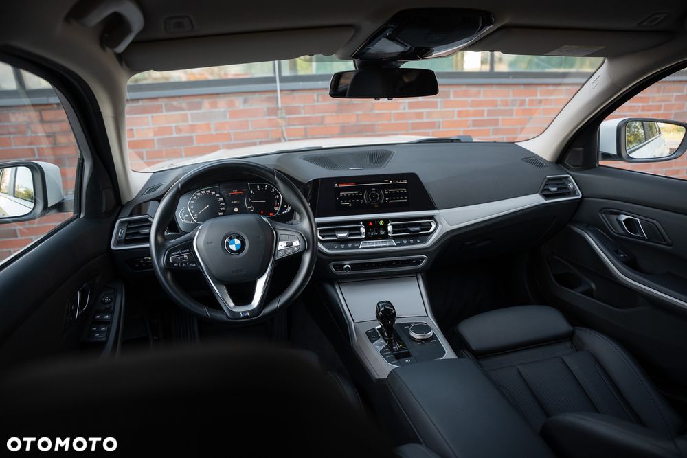 BMW Seria 3 318i Sport Line - 26