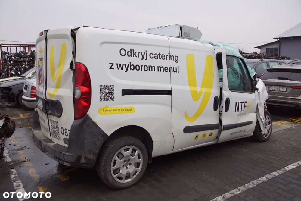 Auto na części - Fiat Doblo II Lift 1.6 Multijet 105 KM 263A8000 C635 249 2021R Silnik Skrzynia Drzwi Błotnik Zderzak Lampa Lusterko Klamka Deska Kokpit Sterownik Moduł Czujnik Licznik Panel Kierownica - 4