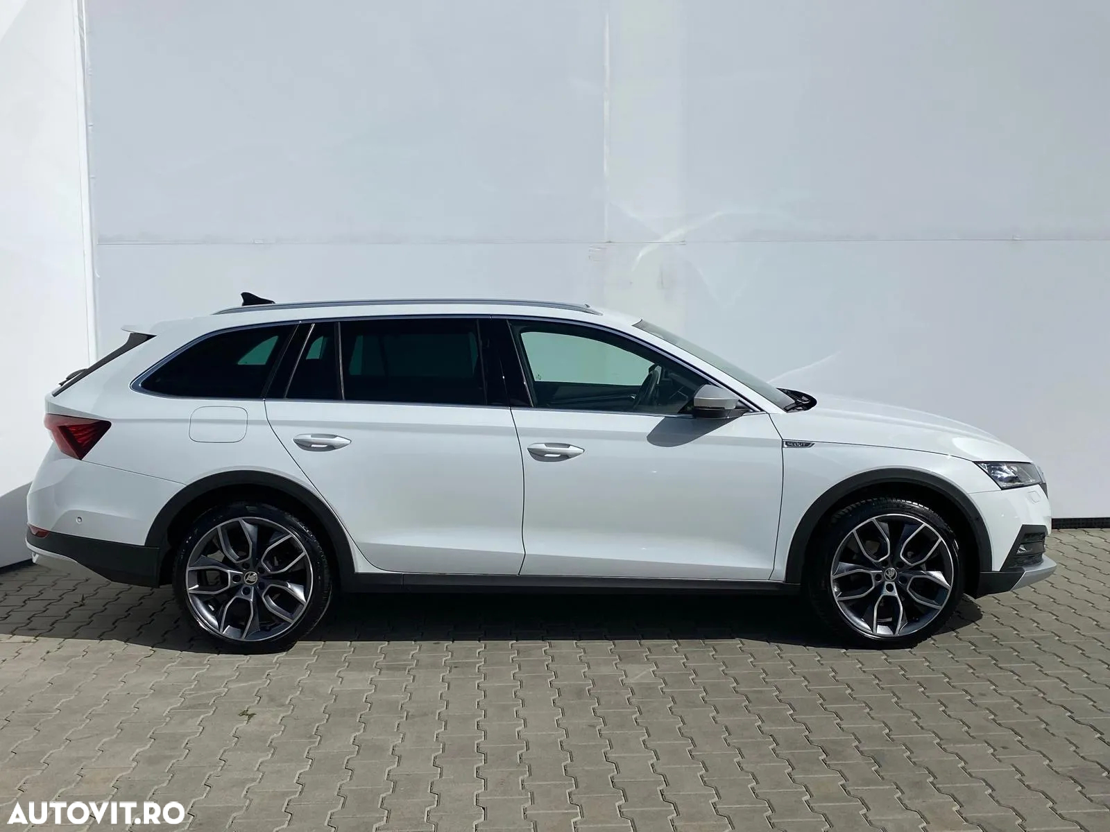 Skoda Octavia Combi 2.0 TDI DSG 4X4 Scout - 37