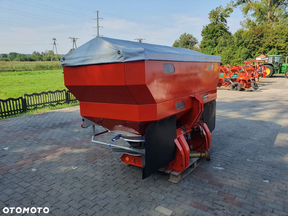 Kuhn Rozsiewacz AXIS 30.1 K 3.000 L - 4