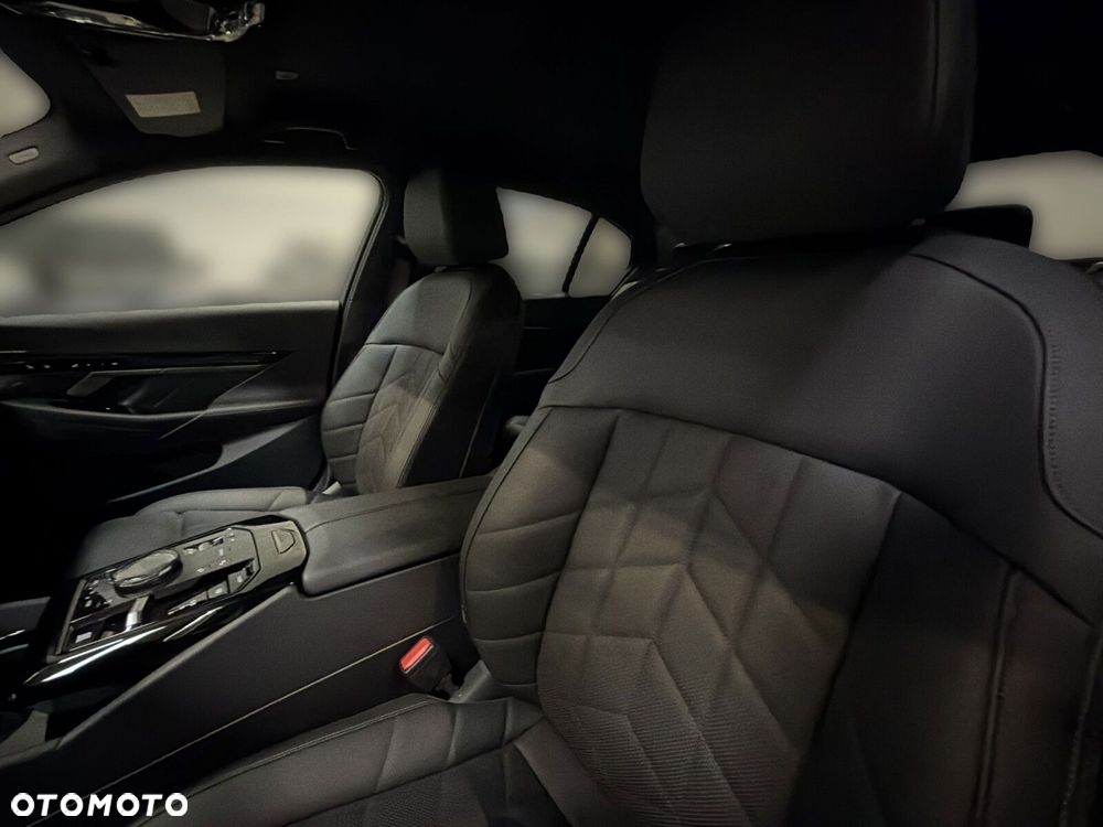 2025 BMW Seria 5, photograph 12