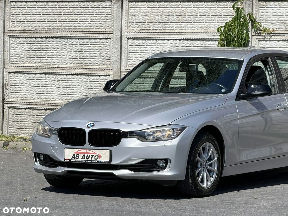BMW Seria 3 320i Sport Line - 30