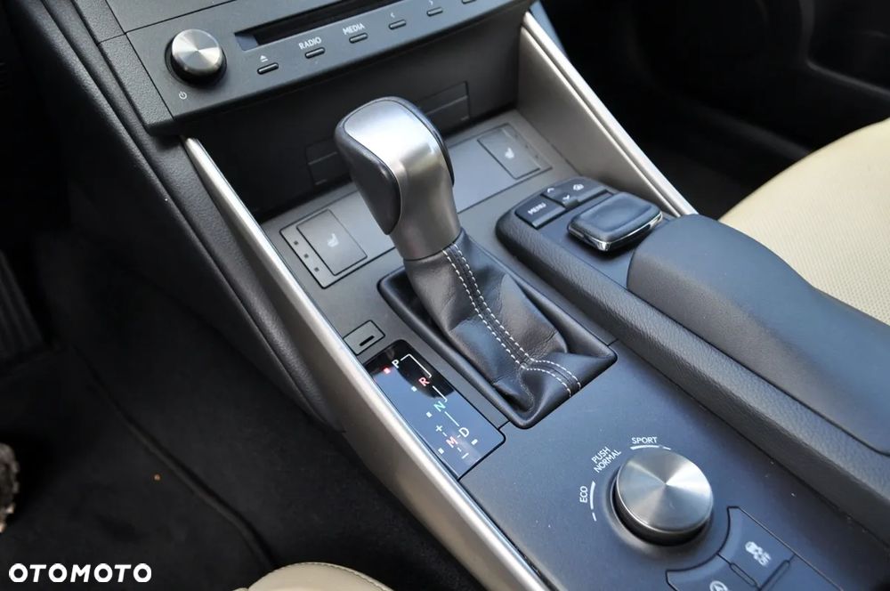 Lexus IS 200t Prestige - 19