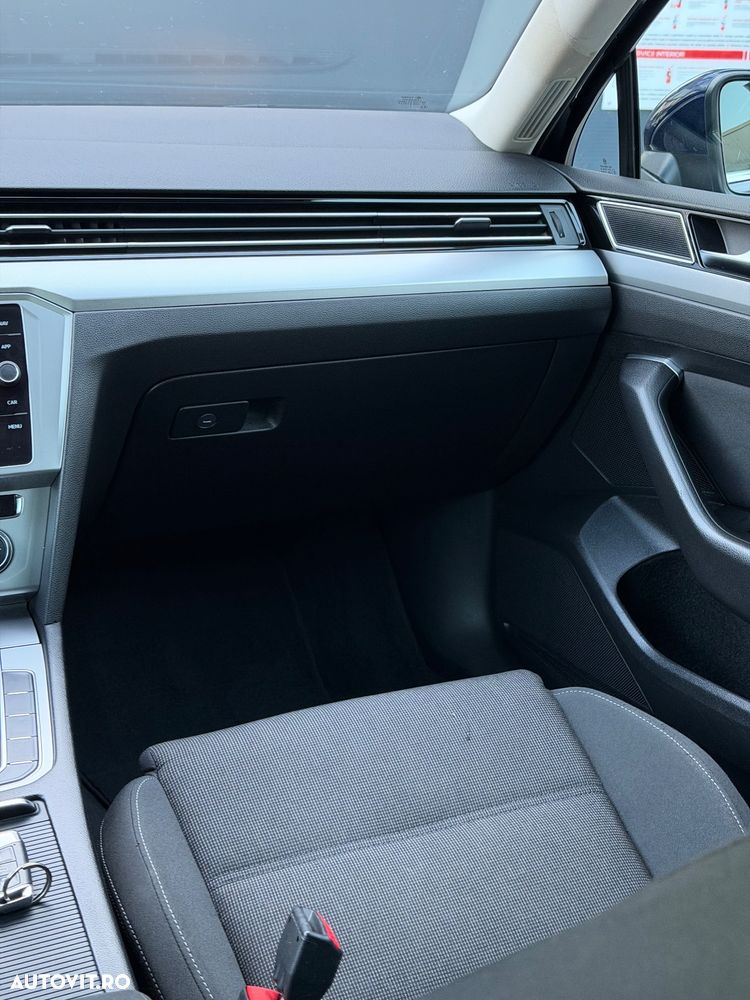 Volkswagen Passat 2.0 TDI SCR DSG Trendline - 29