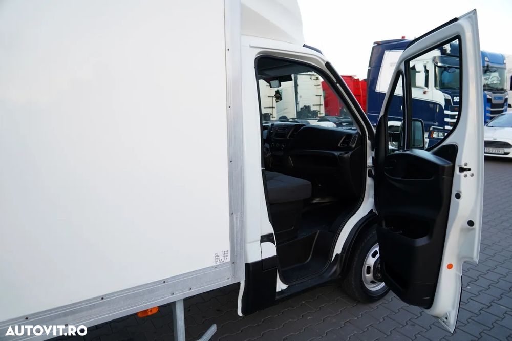 Iveco DAILY 35-140 / CONTAINER / DUBLU / MANUAL / ROLURI / MASĂ NETĂ: 3500 KG / 2017 - 33