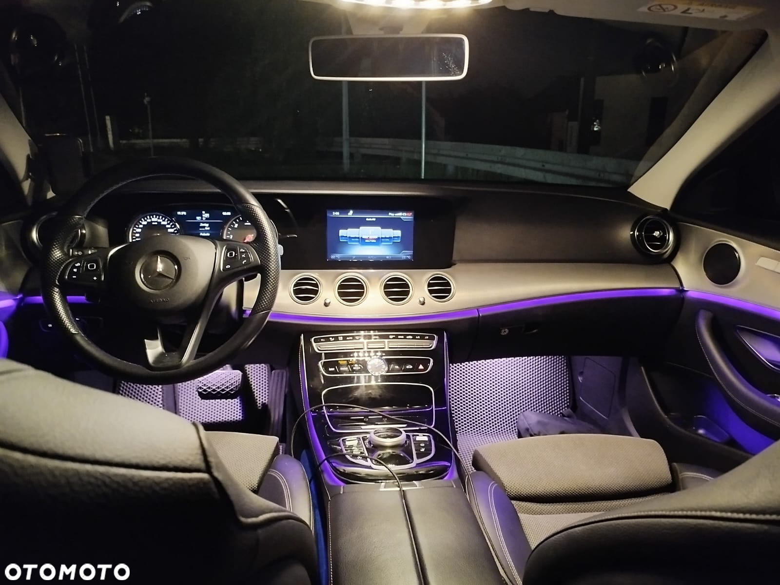 Mercedes-Benz Klasa E 220 d 4Matic T 9G-TRONIC Avantgarde - 27