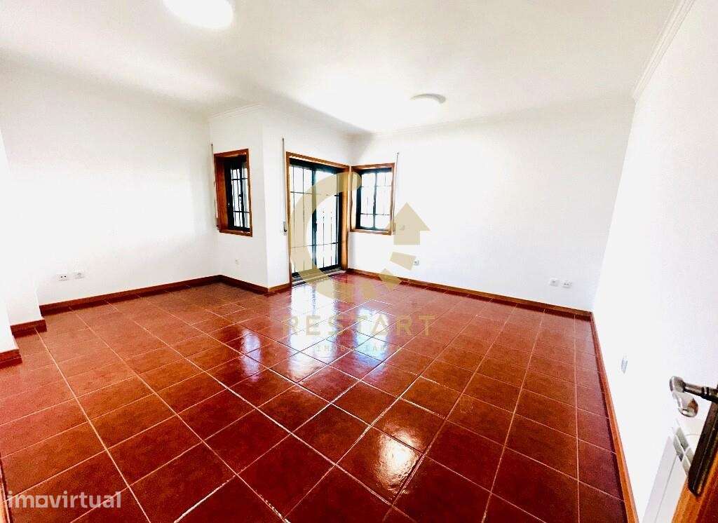 T2 Renovado com Terraço Privativo e Garagem – Fiães | Santa Maria da F - Grande imagem: 3/33