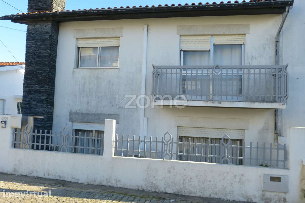 Moradia T4 de dois pisos com logradouro, em Leça do Balio, Matosinhos - Grande imagem: 2/29