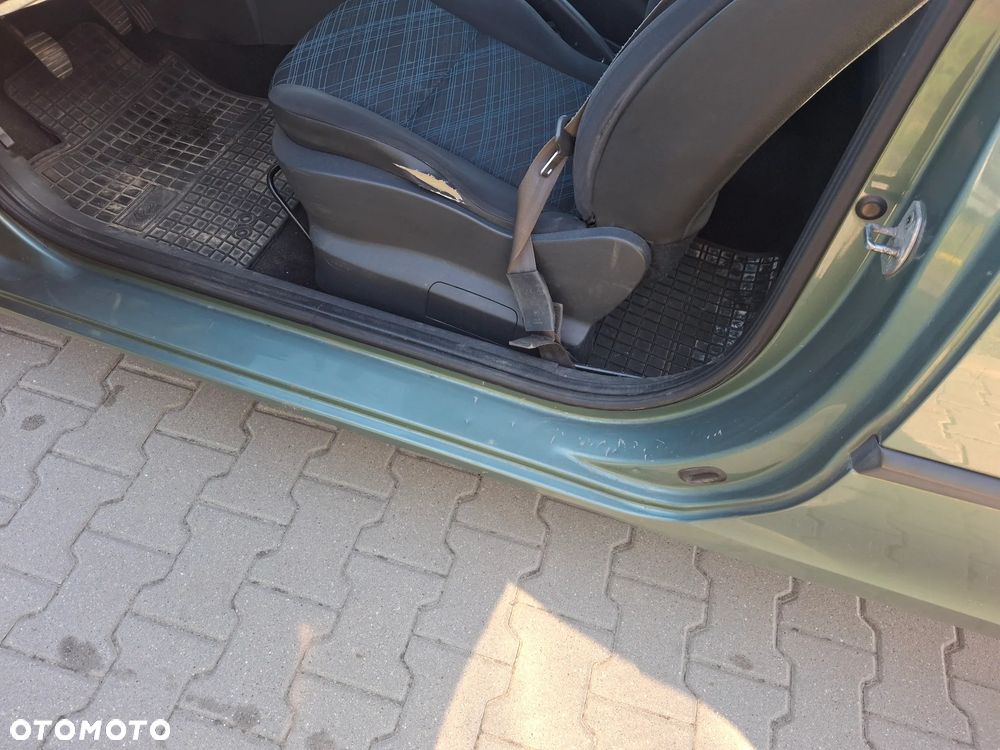 Renault Clio 1.2 16V Authentique - 4