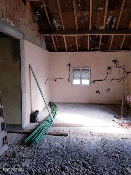 Moradia para restauro 140 m2 mais 60 m2 anexo em lote 1800m2 - Grande imagem: 3/12
