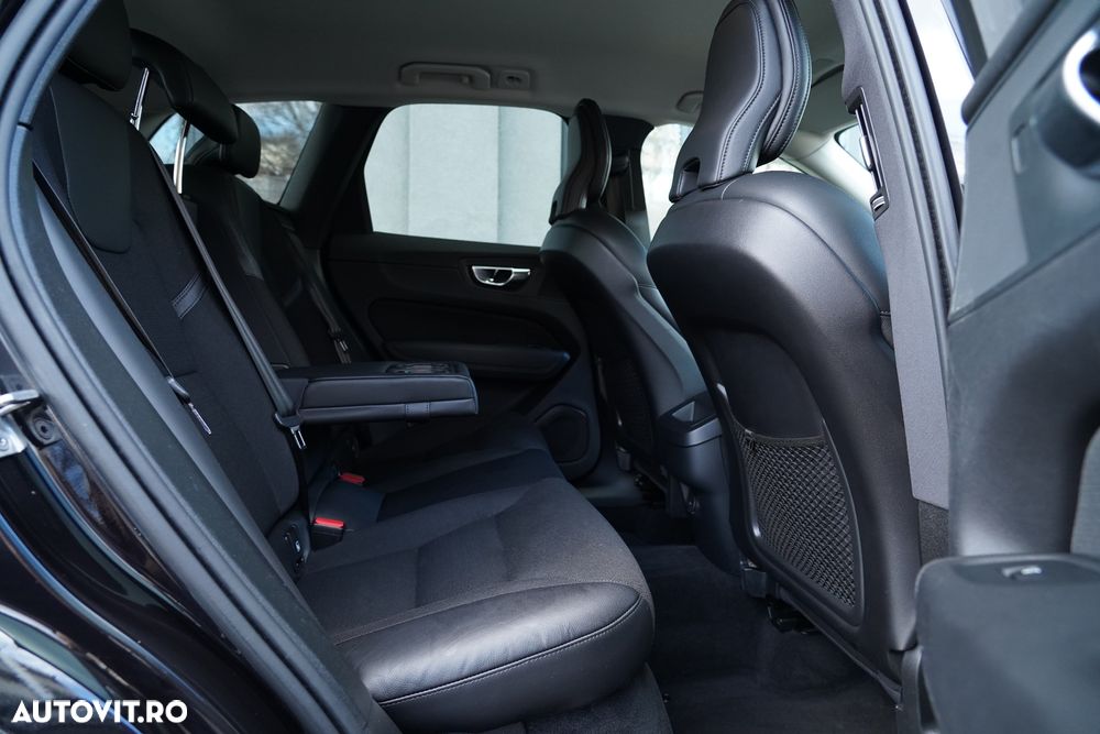 Volvo XC 60 B4 MHEV AT8 AWD Momentum Pro - 31