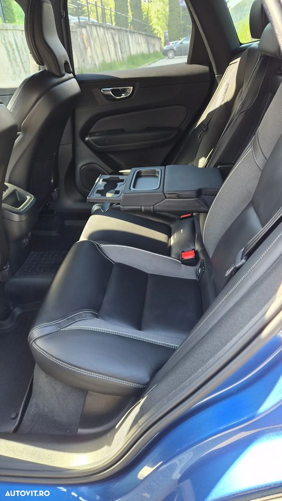 Volvo XC 60 B4 MHEV AT8 AWD R-Design - 27