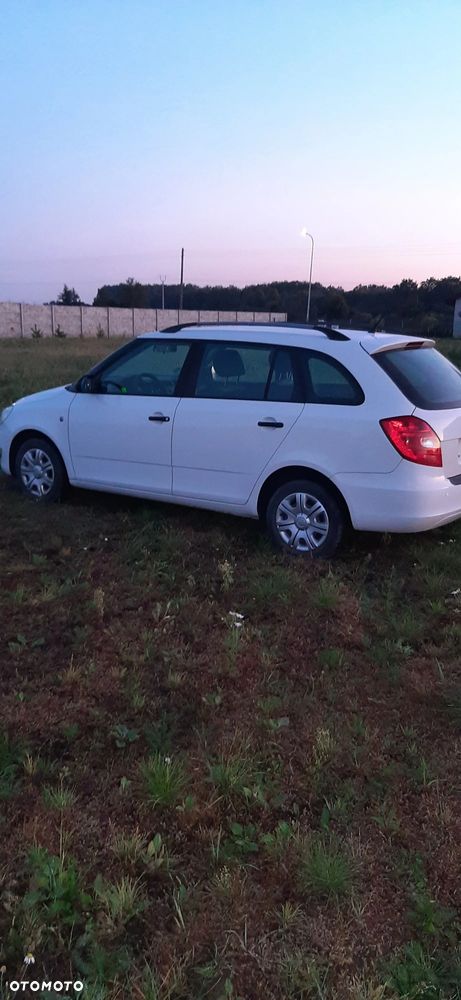 Skoda Fabia ver-1-2-12v-active - 3