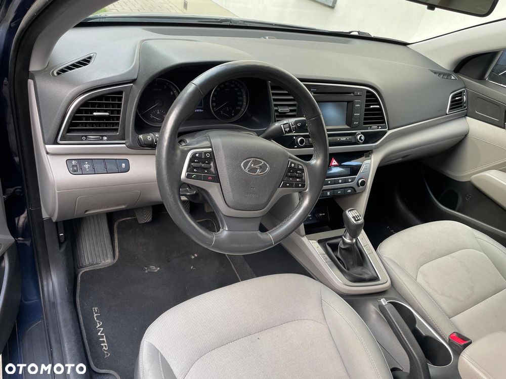 Hyundai Elantra 1.6 Comfort - 10
