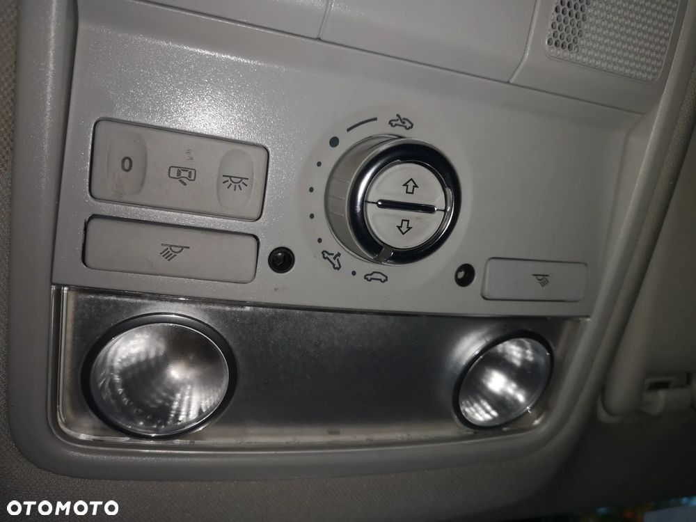 Volkswagen Golf 1.6 TDI DPF Highline - 29