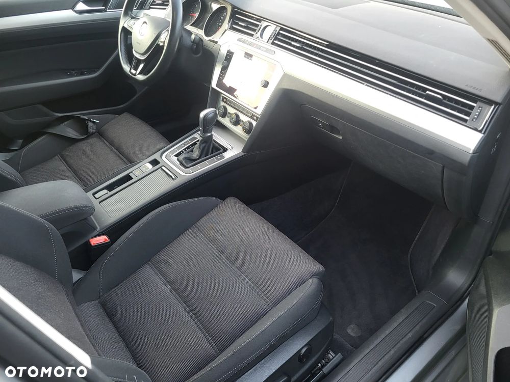 Volkswagen Passat 2.0 TDI SCR DSG Business - 24