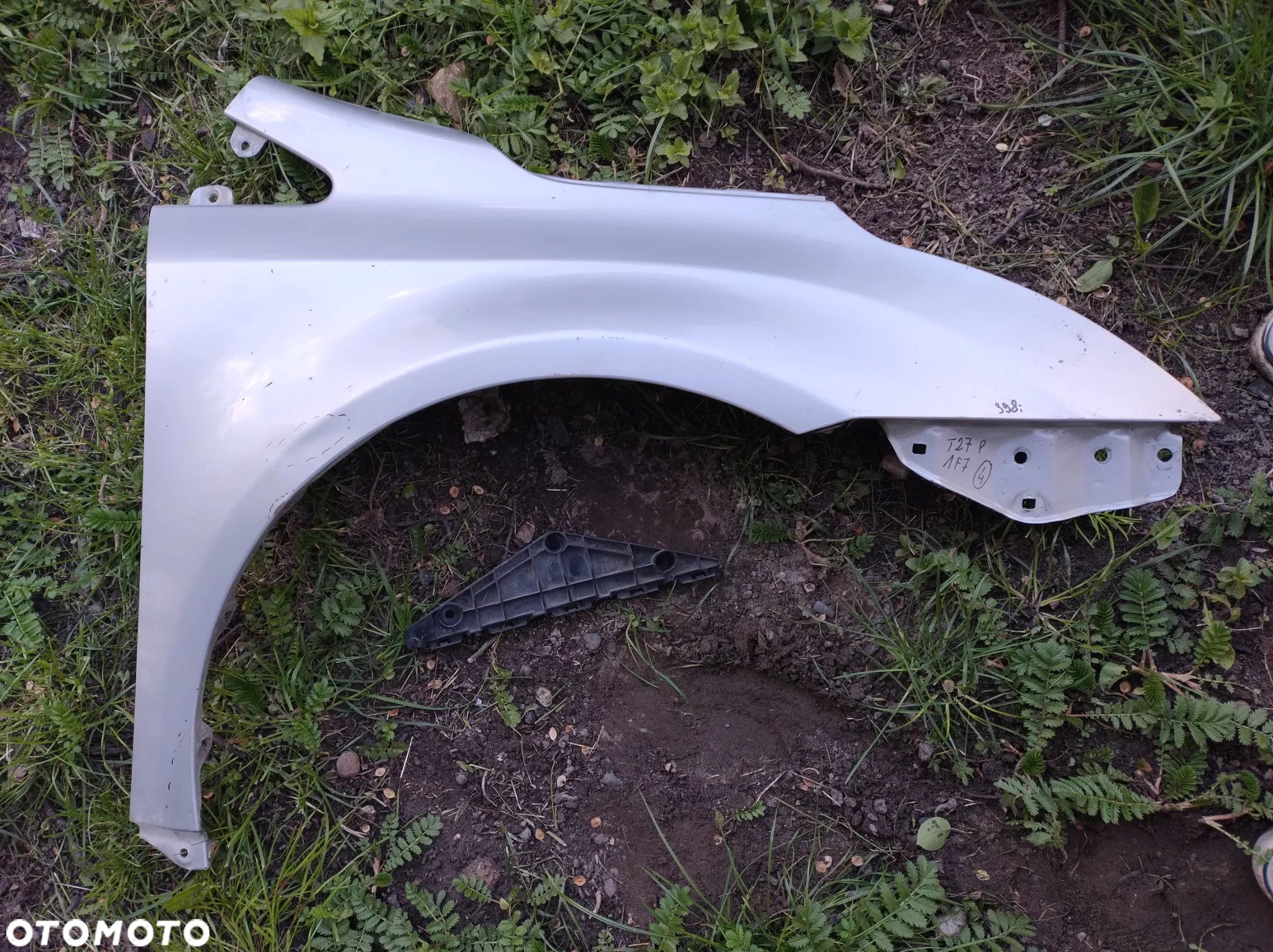 Błotnik i ślizg zderzaka prawy przód toyota avensis t27 1f7 srebrny - 1