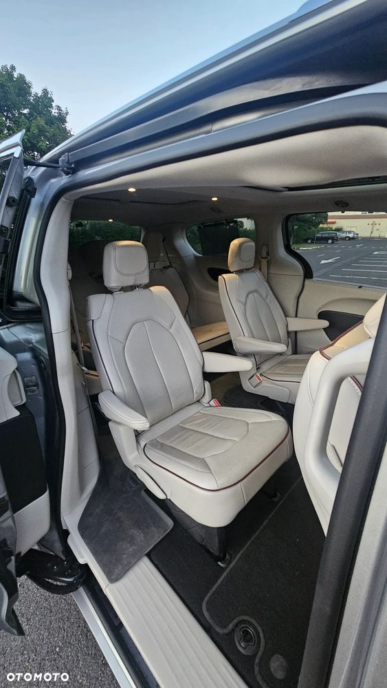 Chrysler Pacifica - 12