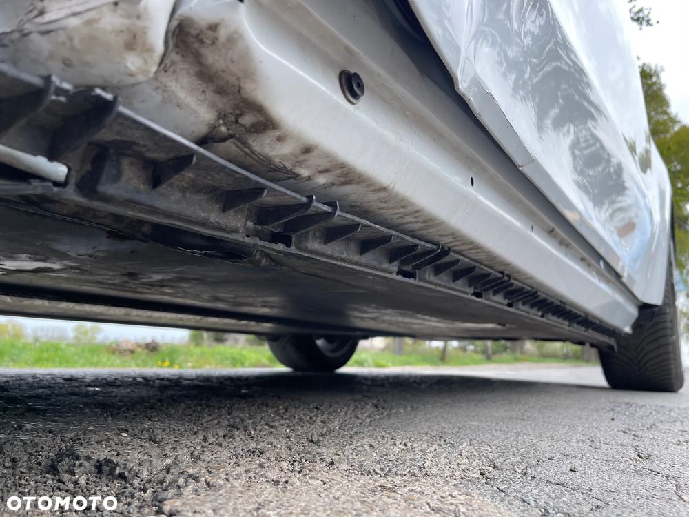 Tesla Model Y Long Range Dual Motor AWD - 36