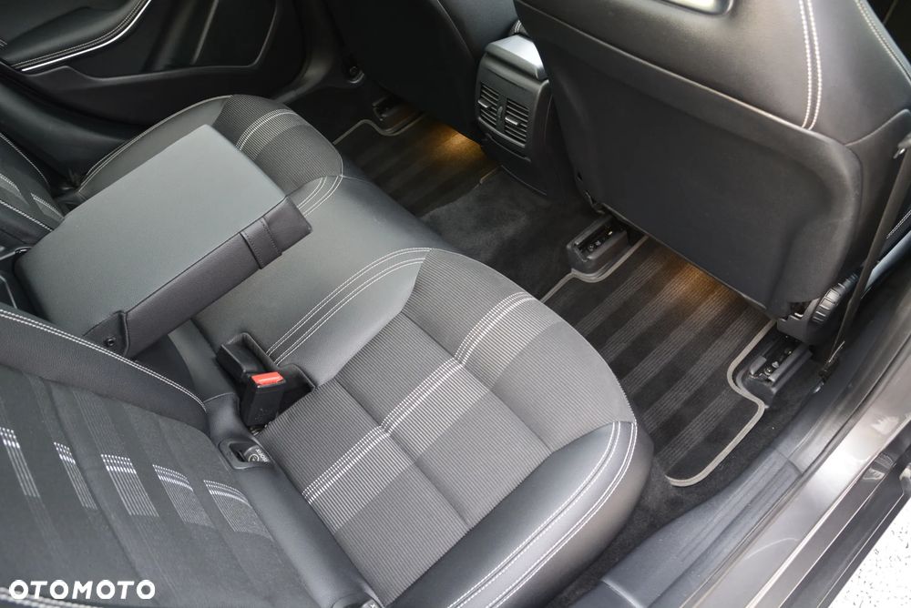 Mercedes-Benz GLA 200 7G-DCT AMG Line - 25