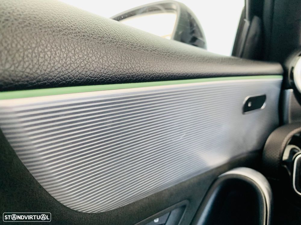 Mercedes-Benz A 250 Limousine e AMG Line - 10