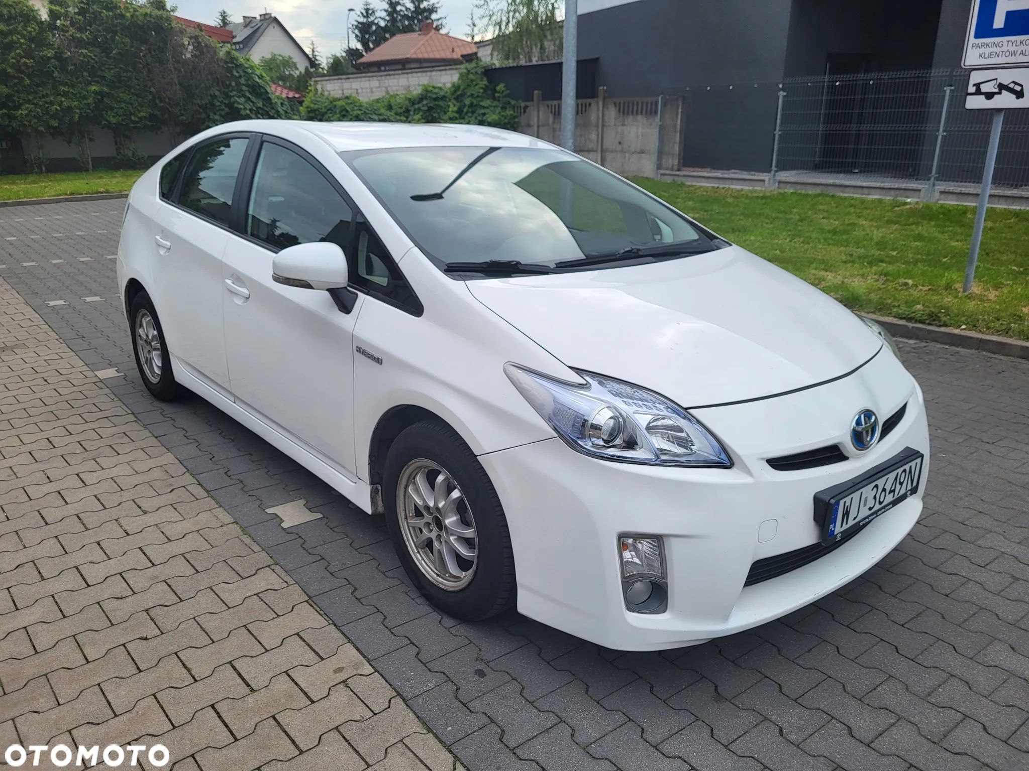Toyota Prius (Hybrid) - 1