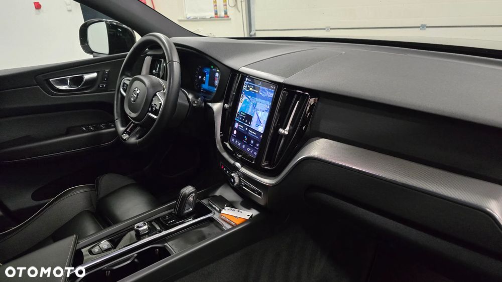 Volvo XC 60 B4 D Plus Dark - 19
