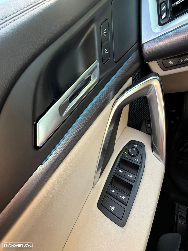 BMW iX1 eDrive20 Pack Desportivo M - 8