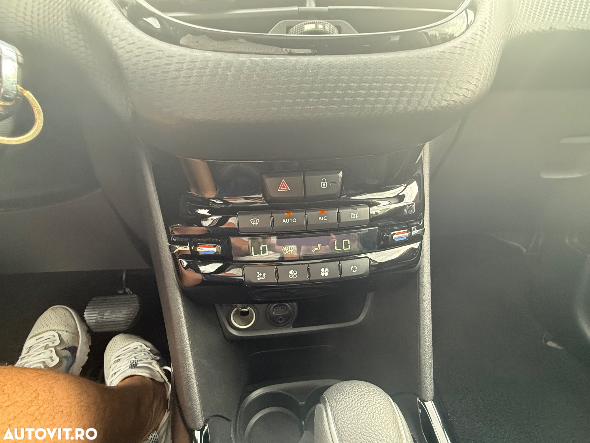 Peugeot 2008 1.2 PureTech Turbo EAT6 S&S Allure - 32