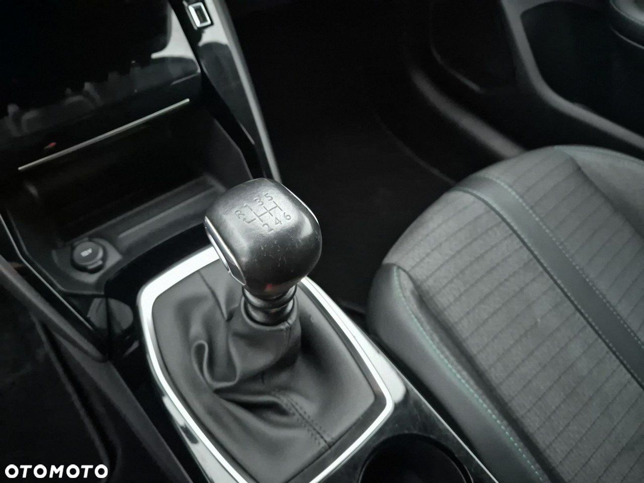Peugeot 208 - 18