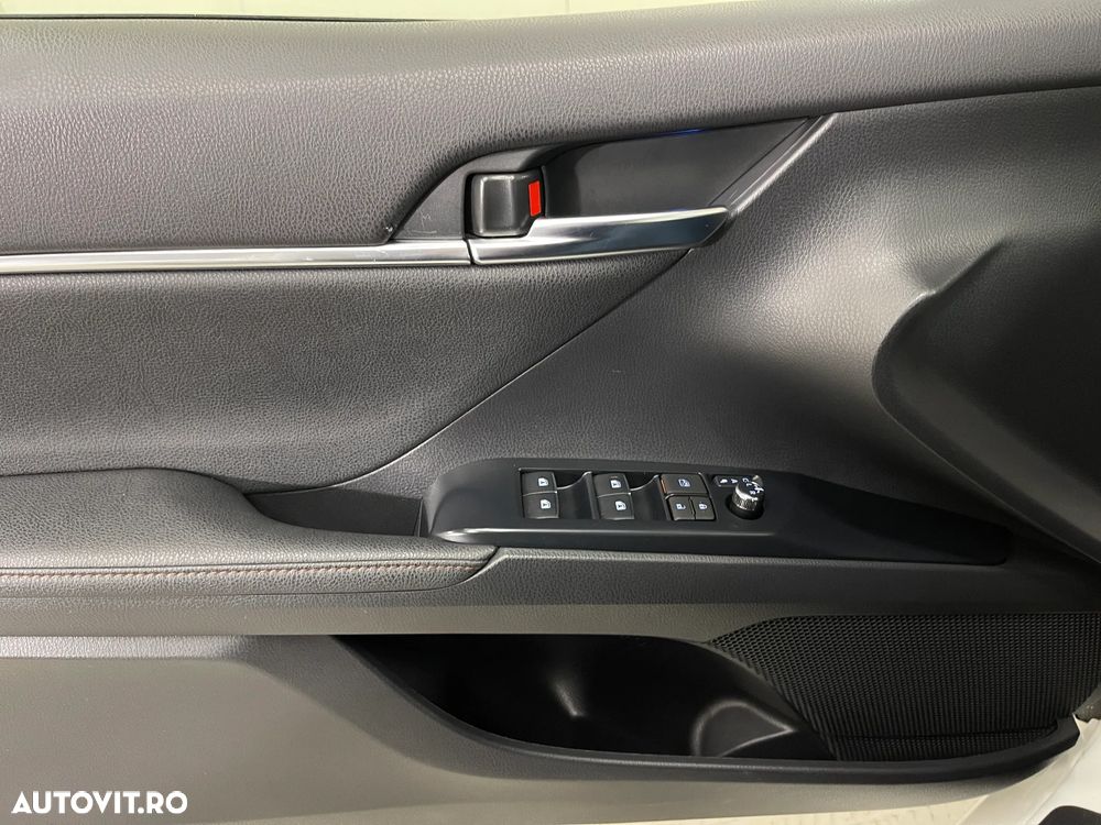 Toyota Camry 2.5 Hybrid Business - 23