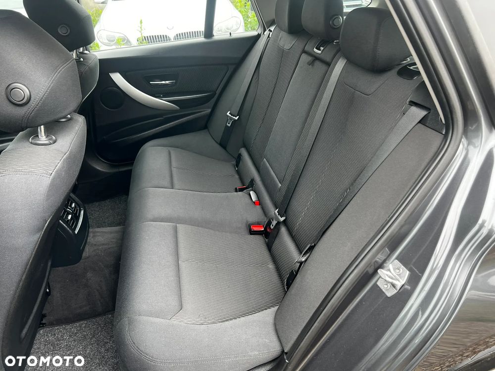 BMW Seria 3 320d Touring - 28