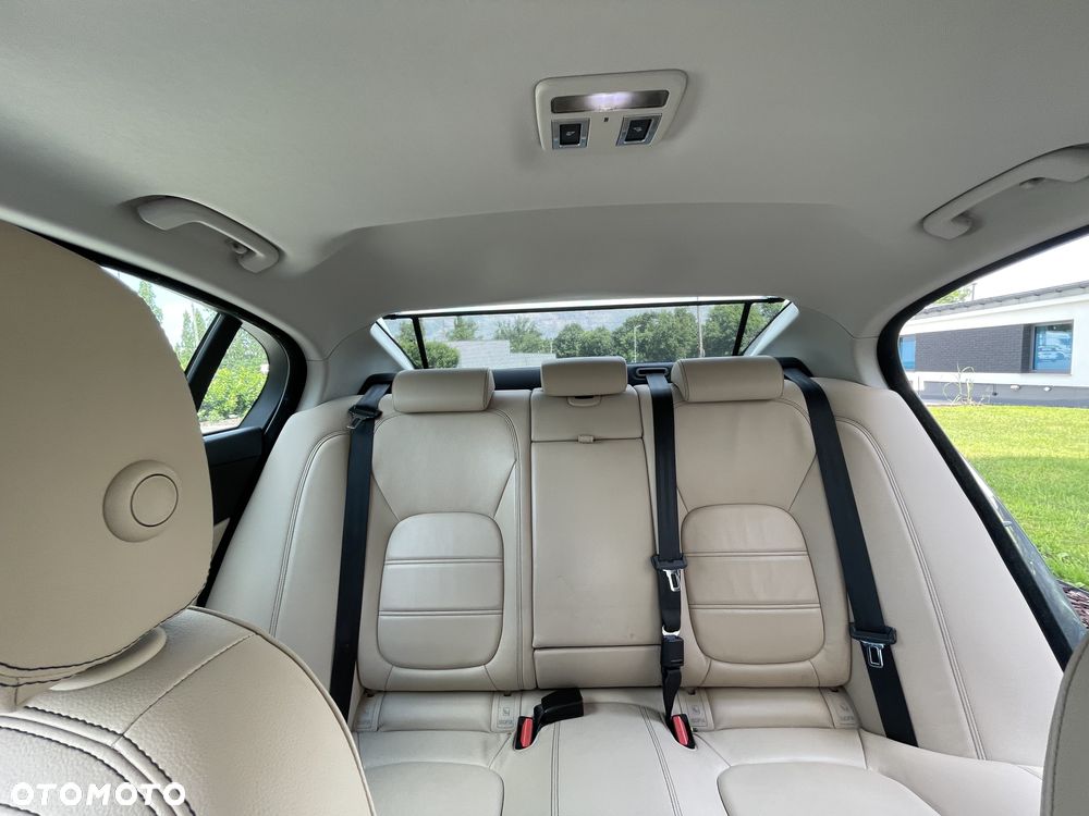 Jaguar XE 2.0 D Portfolio - 18
