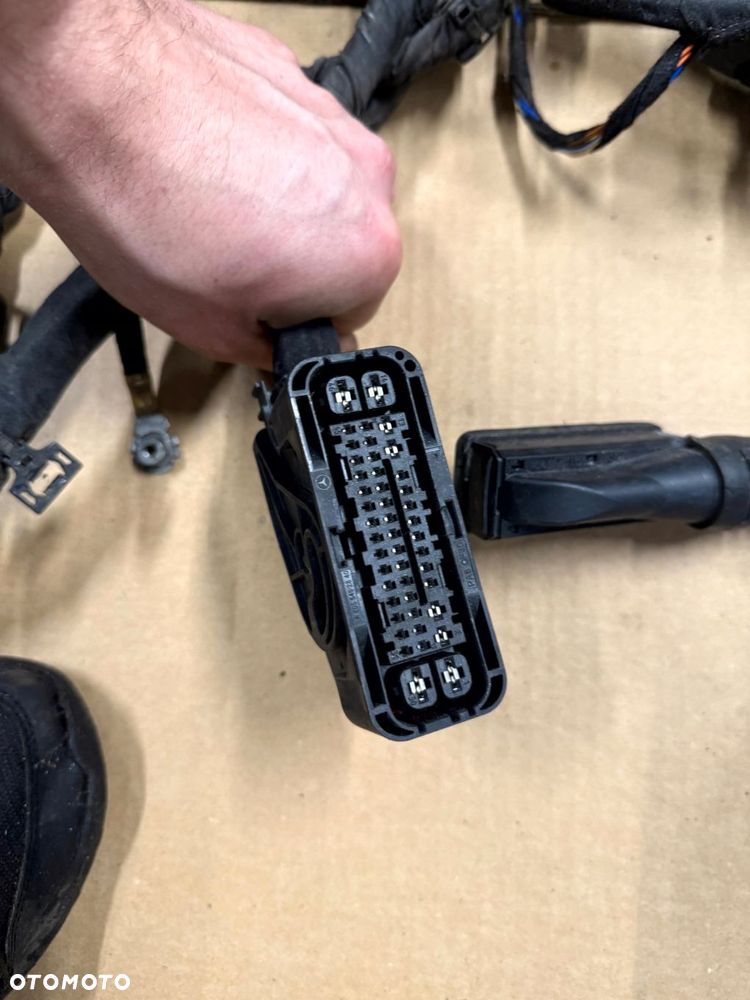 INSTALACJA WIĄZKA WNĘTRZA KABINY ŚRODKA KOMORY - MERCEDES W213 KOMBI 2.0 D - 7