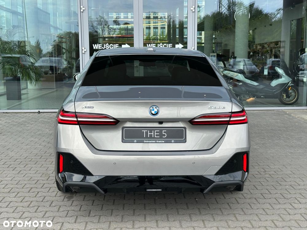 BMW Seria 5 530e xDrive PHEV - 12