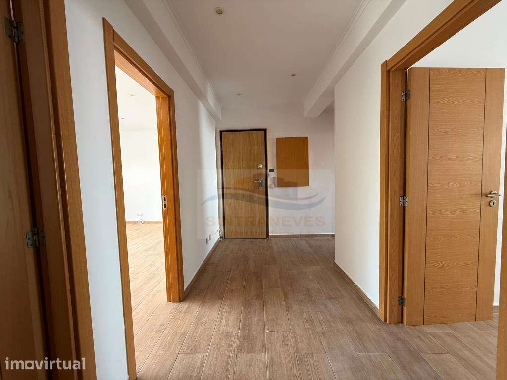 Apartamento T3 Renovado com Vista Deslumbrante e Varanda Grande - Grande imagem: 2/32