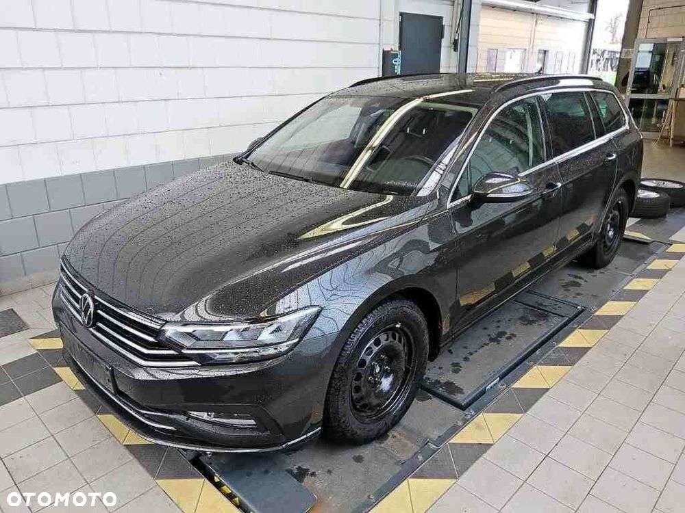Volkswagen Passat - 1