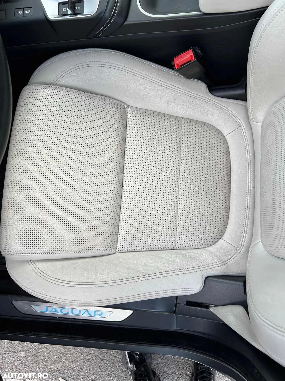 Jaguar E-Pace P250 AWD R-Dynamic HSE - 14