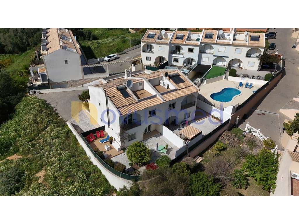 Moradia Geminada em Albufeira com 3 Suites, piscina e garagem - Grande imagem: 4/49
