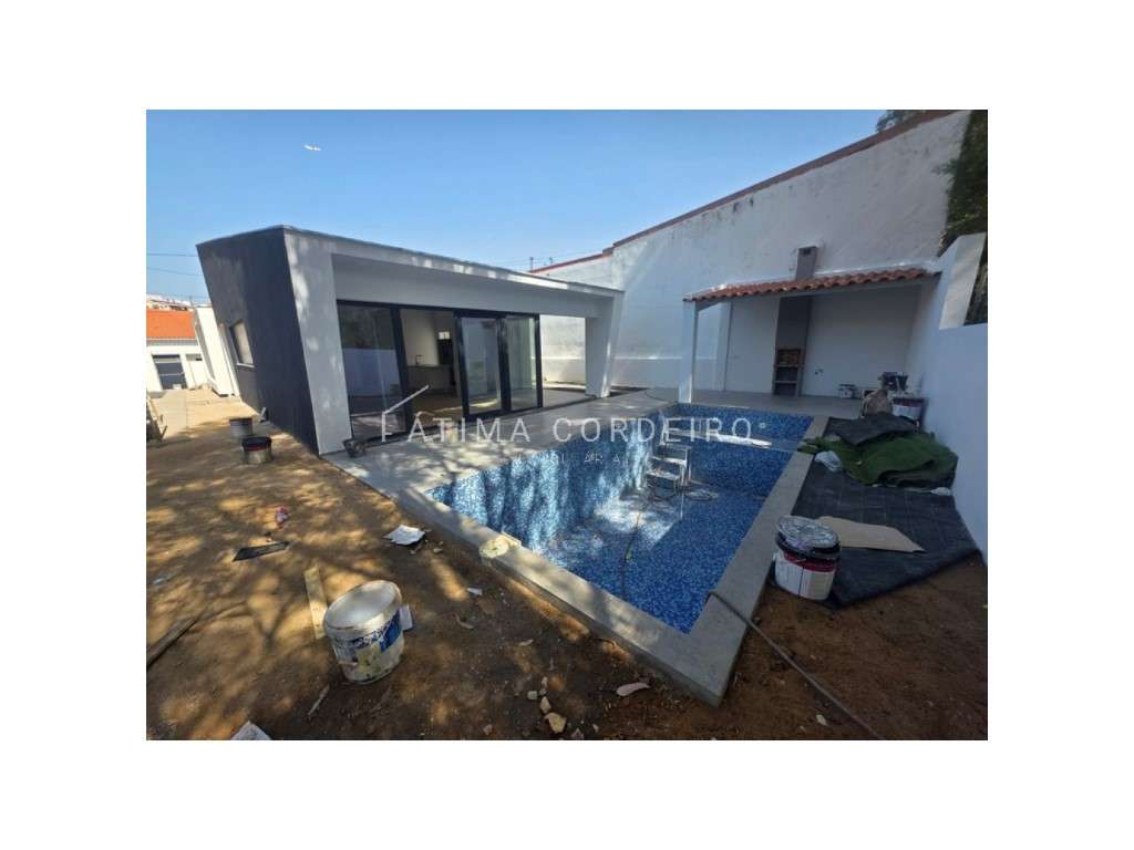 Moradia Térrea T3+1 com Piscina e Garagem em localização de excelência - Grande imagem: 2/34