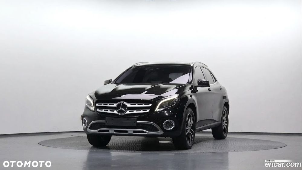Mercedes-Benz GLA - 4
